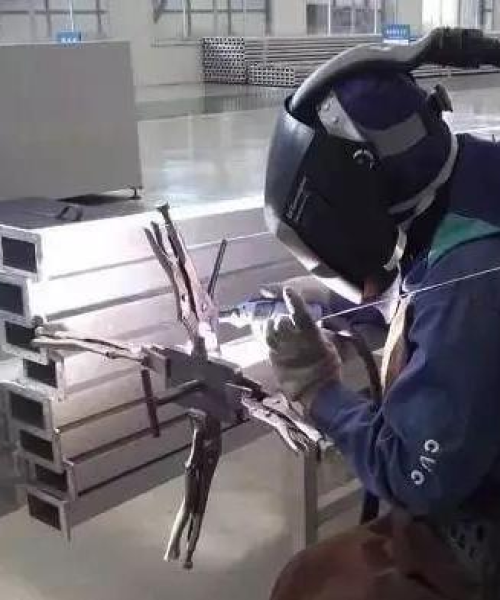 高铁防水材料的抗裂性能研究